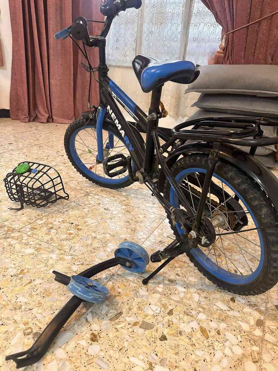 بايسكل للبيع اي نقص مابيه وكل ملحقاته وياه وبعده جديد سبب البيع ابني صار جبير واريد اخذله بايسكل حجم اكبر 
السعر 40
العنوان بداية شط الله


**إذا كنت صاحب هذا الإعلان وتريد حذفه لأي سبب، رجاءا أرسل رسالة إلى الدعم الفني**