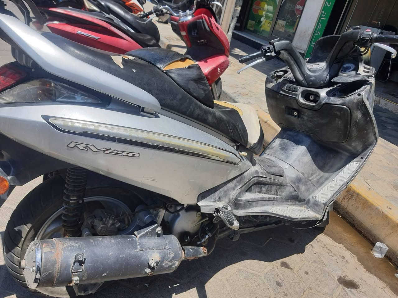 ب235 الف قفل 
سايم Rv محرك 250cc
دراجة حلوة وكاعده كلش نشطة 
كهربائيات كلهة شغالة كيج حماوة وكيج سرعه اشاير والدبل اشارة انارة عالي وناصي والهورن حرفيا كلشي شغال

عندك فقط التاير الامامي ممسوح يرادلة تبديل ويرادلهة تدوشم للكشن

الدراجة مكفولة من سرقة 

مكاني الرمادي الثيله مقابل مستشفى صدام 

مصطفى الراوي // ***********

شراي اتصل
