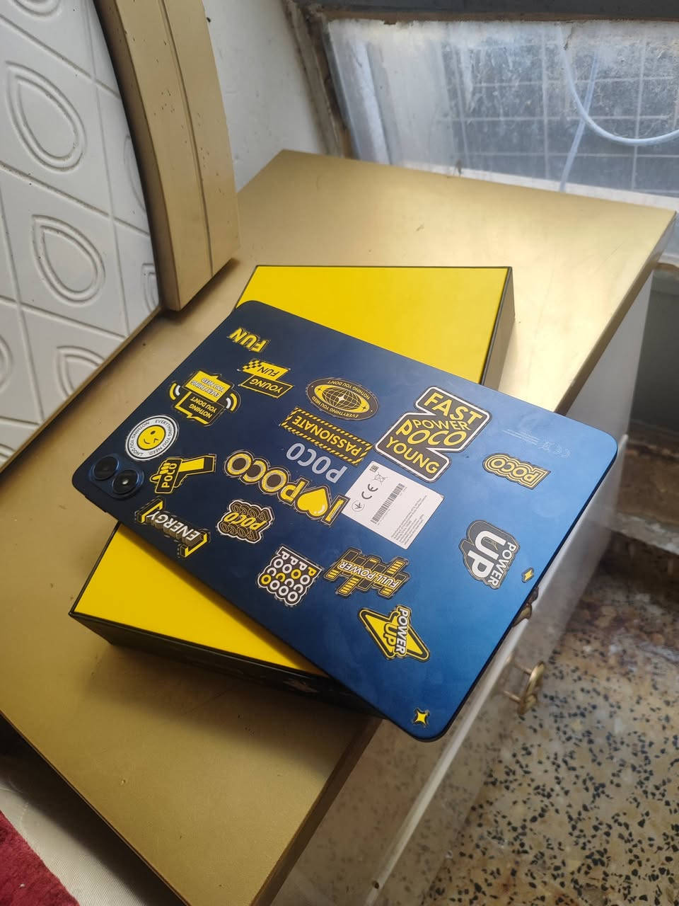 تابلت بوكو باد m1 مشحون 12 مره قفل 🔒 350 
يعد شاومي بوكو باد m1 (POCO Pad M1) جهازاً لوحياً (تابلت) اقتصادياً للأداء العالي، يتميز بشاشة 12.1 بوصة 2.5K بمعدل 120Hz، ومعالج Snapdragon 7s Gen 4، وبطارية ضخمة بسعة 12000 مللي أمبير تدعم الشحن السريع 33 واط. يأتي بذاكرة 256GB مع 8GB RAM، ويعد خياراً مثالياً للترفيه والدراسة. 
أبرز مواصفات POCO Pad M1:
الشاشة: IPS LCD بمقاس 12.1 بوصة، دقة 1600 × 2560 بكسل، 120 هرتز، سطوع يصل إلى 600 نيتس.
المعالج: Qualcomm Snapdragon 7s Gen 4 (4 نانومتر).
الذاكرة والتخزين: 8 جيجابايت رام (RAM) مع 256 جيجابايت مساحة تخزين داخلية (يدعم تركيب كارت ذاكرة خارجية).
البطارية والشحن: 12000 مللي أمبير، شحن سريع 33 واط.
الكاميرا: خلفية 8 ميجابكسل، وأمامية 8 ميجابكسل.
الصوت: 4 مكبرات صوت ستيريو، تقنية Dolby Atmos، ومنفذ 3.5 ملم للسماعات.
نظام التشغيل: نظام شاومي الجديد HyperOS 2 المستند إلى Android 15.
التصميم: إطار وظهر من الألمنيوم، وزن 610 غرام.
الاتصال: دعم Wi-Fi 6، وبلوتوث 5.4 (لا يدعم شريحة الاتصال الخلوي).
المميزات الإضافية: دعم القلم (POCO Smart Pen) ولوحة المفاتيح (تباع منفصلة). 
يتميز الجهاز بأداء قوي للألعاب الخفيفة والمتوسطة، وشاشة كبيرة ومريحة للمشاهدة، وصوت ستيريو عالي، مما يجعله منافساً قوياً في فئته


**إذا كنت صاحب هذا الإعلان وتريد حذفه لأي سبب، رجاءا أرسل رسالة إلى الدعم الفني**