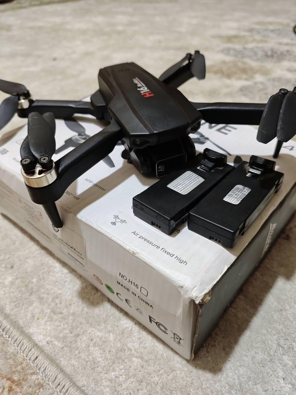 السلام عليكم اخوان درون جديد غير مستخدم هذه طائرة بدون طيار طراز H16. تشمل ميزاتها الرئيسية ما يلي:
كاميرا عالية الدقة: مزودة بكاميرا عالية الدقة.

التحكم عبر التطبيق: يمكن التحكم بها باستخدام تطبيق مخصص.

هيكل قابل للطي: تصميم يسهل النقل والتخزين.

محرك بدون فرش: توفر المحركات بدون فرش أداءً أكثر كفاءة وعمرًا أطول.

وظائف إضافية: تتضمن ميزات مثل الدوران 360 درجة وتثبيت الارتفاع بضغط الهواء

السعر 65 وبي مجال للشراي ***********
