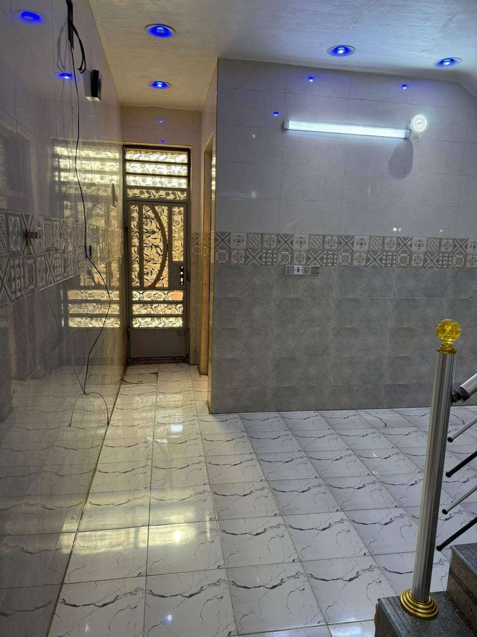 سلام عليكم بيت للبيع مساحه 100 متر بيت بناء طابوك مي كهرباء مجاري  بيت رفت رتفاع عالي زراعي سند 25 دور شرطه فرع اسواق احمد سعيدي ثاني فرع عن تبليط 
سعر 83 بي مجال بسيط بيت بناء جديد 
*********** بي واتساب
