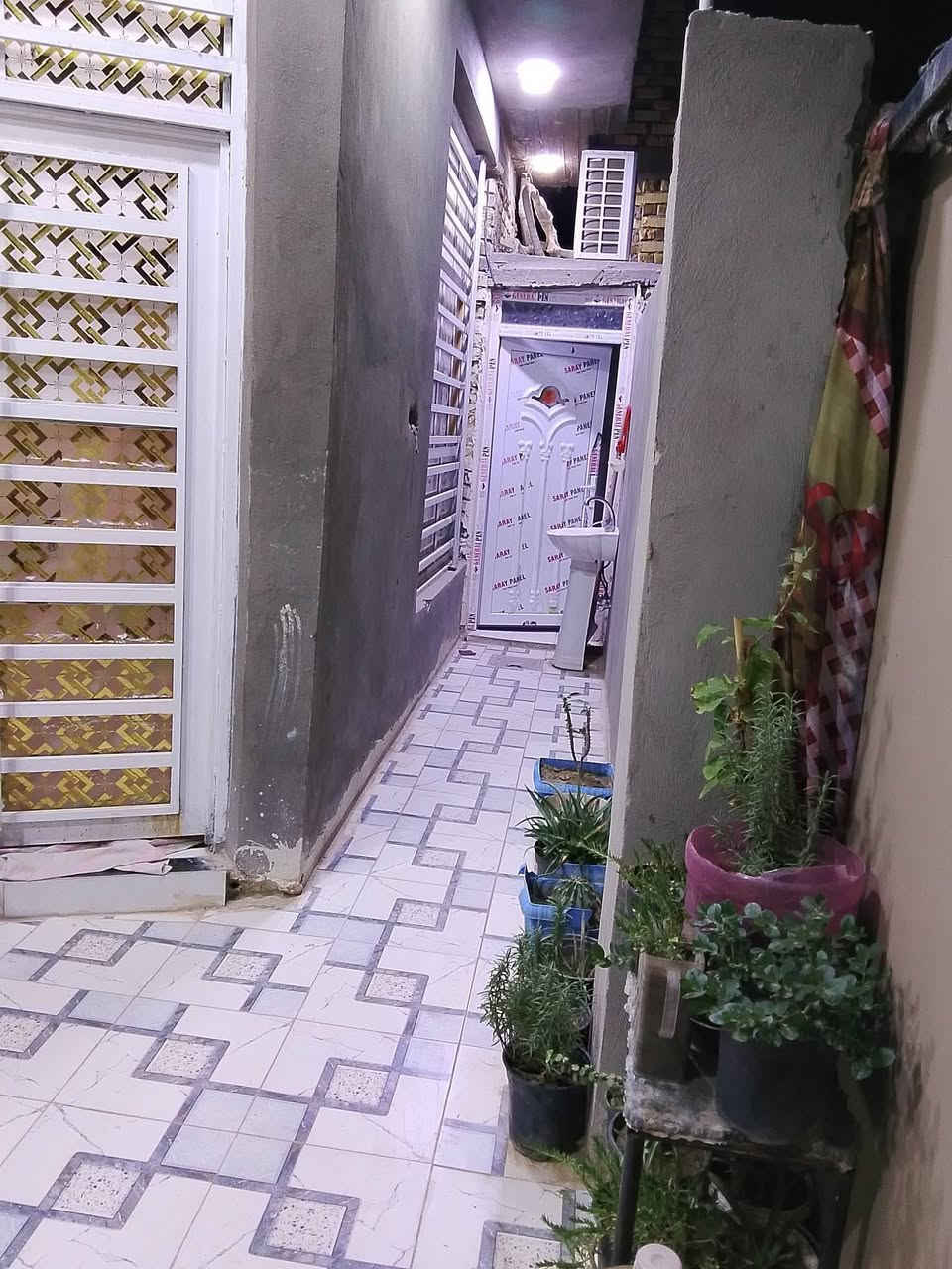 دار للبيع ركن على شارعين ثاني بيت عن التبليط مساحه 150م واجها 10نزال15طابقين الطابق الاول كامل الطابق الثاني غير مسقف درج خارجي
معزول عن الارضي
يحتوي على غرفتين وصاله ومطبخ واستقبال صحيات خارجيه وداخلية حي الحسين ع ابو غرق شارع البانزين خانه خلف اسواق العائله
للاستفسار ***********

