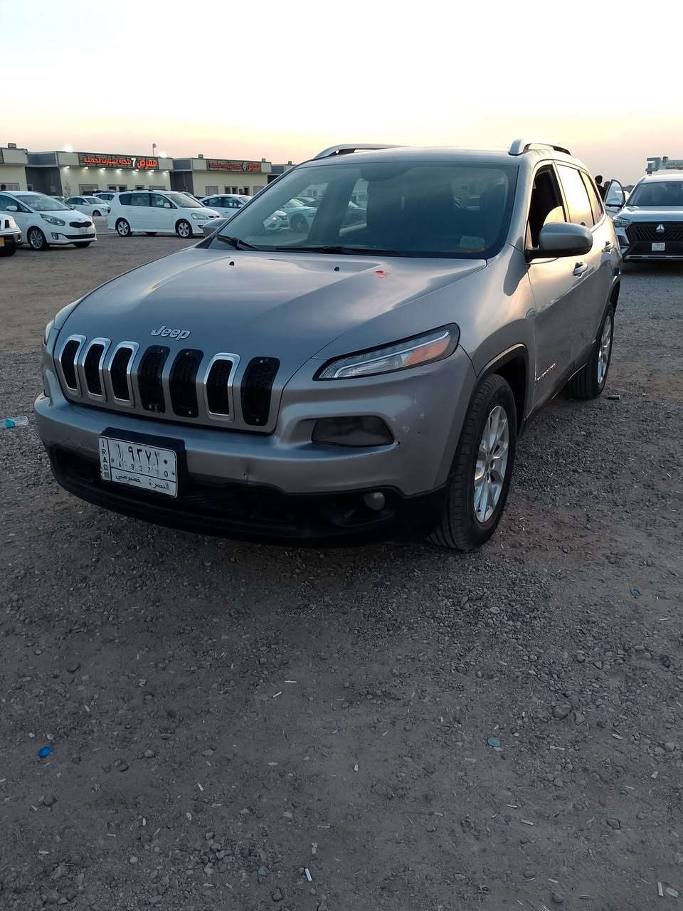 السلام عليكم للبيع جيب شيروكي موديل 2016سيارة حلوة ونضيفة بيع مستعجل مكاني بصرة رقمي ***********
