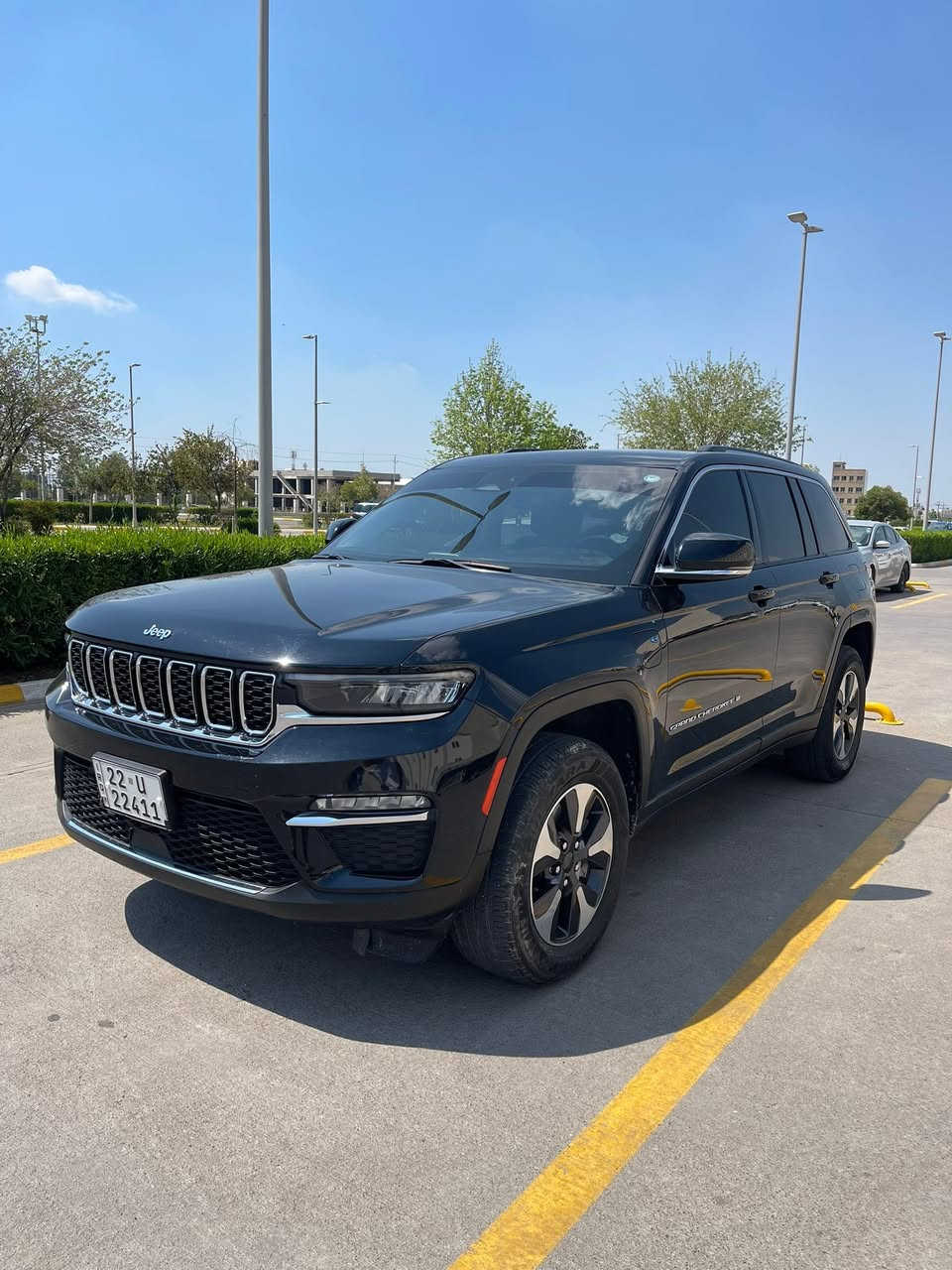 جيب موديل 23 4xe بلگن
3 أنظمة ( هايبرد - كهرباء - بانزين ) 
السيارة فول مواصفات 1/1 
4x4  فور ويل 
مقاعد جلد 
تدفئة مقاعد امامي و خلفي 
سقف بانوراما 
رادارات 
شفتات ستيرن 
صندوق كهربائي 
شاشة كبيرة 
بصمة  ابواب وصندوق

رقم اربيل بأسمي تحويل ثاني يوم 
هزة جديدة 

السيارة بجم كبس ..
حادثها صفح باب عكس السائق تبديل نفس اللون والباب الخلفي والجاملغ مصلح ومصبوغ بدون شاصي ولا لغد ولا حوض نهائياً 

ايرباك بردة فقط صفحة اليمين وراجع سستم حتى كلوب مامشتغل 
سيارة جديدة كلش على ايدي محرك وكير وتبريد وصدر كله بلاد وجديد 
مكانها بغداد المنصور او الغزالية 
***********
سعرها 280 $ وبيها مجال
