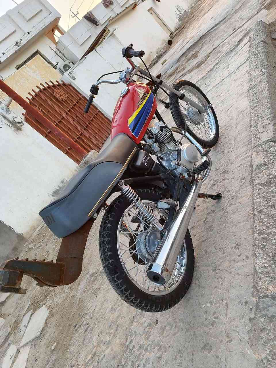 سلام عليكم دراجه شاصي 16ارشه ولتعميره 24 كلهة السعر خاص وشراي بي خير ويدلل ***********
