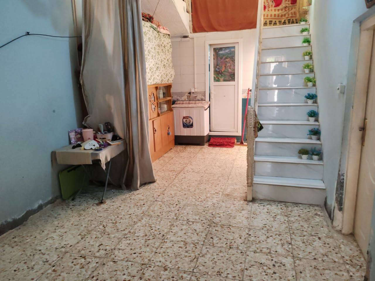 🏠 دار للبيع الحولي ((مطلوب للمصرف العقاري))  طابو صرف بجهة حي الوحده
(( مطلوب للمصرف العقاري )) 
📍 الحولي جهة حي الوحدة
ــــــــــــــــــــــــــ
📏 المساحة: 150 متر
ــــــــــــــــــــــــــ
💰 المبلغ المطلوب للمصرف العقاري: 40 مليون الكلي 85 مليون 
💳 جيب الكفيل والباقي عليك
💵 التسديد الشهري 196 ألف
ــــــــــــــــــــــــــ
📍 الموقع:
مقابل ⚡ مجمع السراج
الشارع الرابط بين الحولي والأندلس
عرض الشارع 10 متر
ليس أول فرع – الثاني على يدك اليمنى
ــــــــــــــــــــــــــ
🏡 مواصفات الدار:
🛏️ غرفة نوم
🛋️ صالة استقبال
🍽️ مطبخ
🚪 ممر داخلي
🚿 مجمع صحيات داخلي
🚿 مجمع صحيات خارجي
ــــــــــــــــــــــــــ
📝 ملاحظات:
🏗️ البناء نظيف
ــــــــــــــــــــــــــ
💬 السعر مراسلة واتساب أو ماسنجر فقط
📞 ***********
