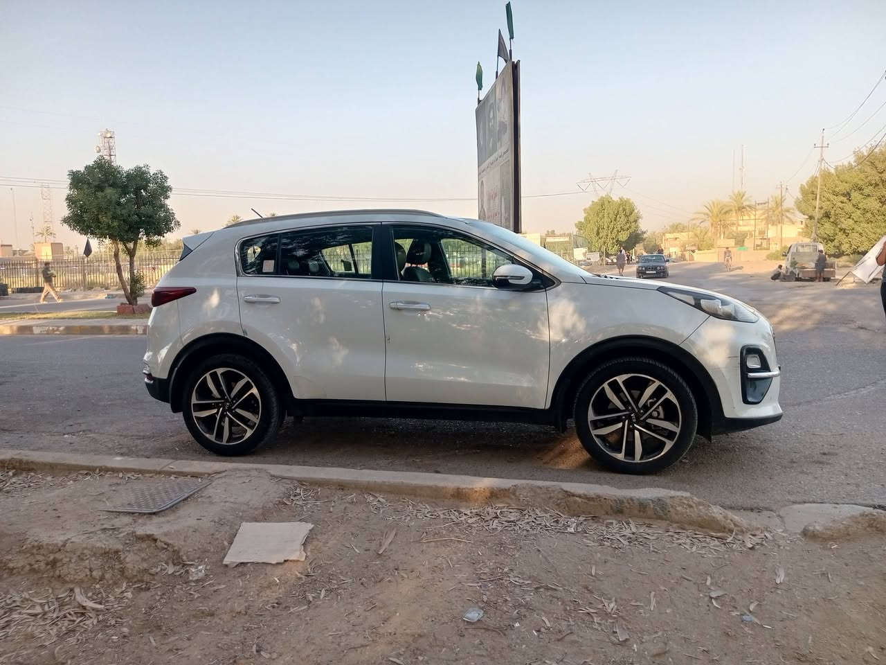 السلام عليكم سبورتج موديل 2019 خليجي مكينة 2000 دوش ماشية 97 سيارة جديدة وجاهزة داخل حمصي  تخم تاير تبريد تدفئه رقم بغداد الانكليزي بأسمي بيها شبرين صبغ باب السائق كير مكينة شركة السعر 177 مكاني بغداد المحمودية للاستفسار الاتصال *********** /***********
