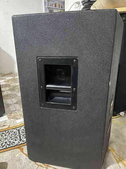 اجهزة للبيع الاتصال *********** .
3 سماعات ياماها .2 اصلي 1 كوبي
مكسر ياماها 7000 كوبي
 1 سماعة  jbl و 1سماعة داينكورد
 5 ستاندات سماعة
فولتاج 
3 مايكات
 درامس كوبي .
السعر 2 مليون و 800 الف .
