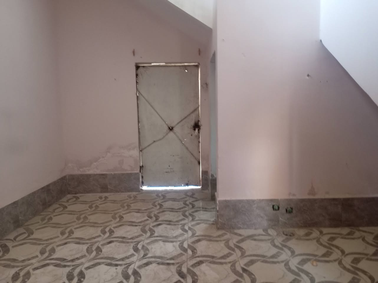 الإيجار مشتمل حي الحكيم   مساحته ١٢٠ غرف نوم وهول استقبال مطبخ بشارع  الوائليه مدارس ابتدائية  يبعدن عني الشارع ٢٥٠ متر    الاتصال واتساب ***********
