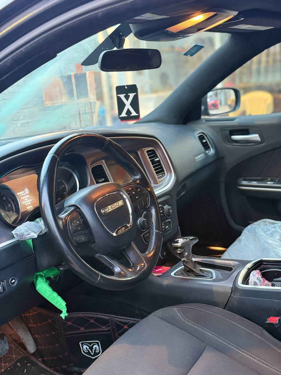 سلام عليكم شارجر مديل 2019 السياره جديده ماشيه 100 ميل بيهه قطعتين كلير وجاملغ مبدل نفس لون وبيه البنيد جان محدثه  رجعته بلادي السياره موصفات sxt فتحه سقف كشنات حضن رقم بغداد تحويل ثاني يوم 
السعر 175 وبيه مجال بسيط رجأ رجأ الموشري لايتعبنه 
*********** كربلاء طوريج
