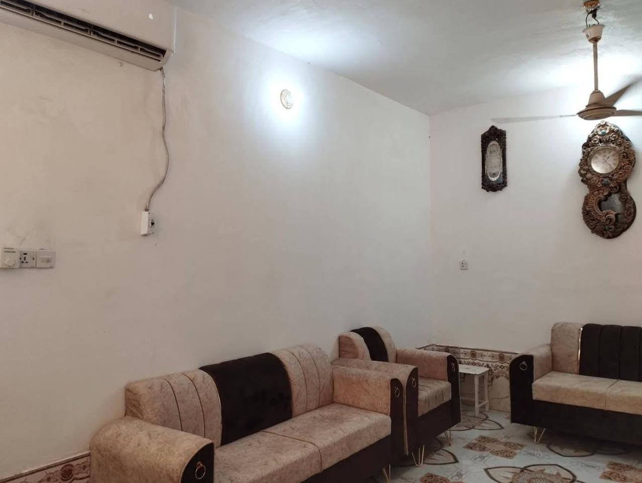 للبيع بيت زراعي
مساحته  ١٥٠ متر بالسبل لاولى غرفتين وصاله ومطبخ وصحيات واستقبال مسافه عن لمدرسه السعر ٥٠ وبي مجال
للاستفسار واتساب ***********
