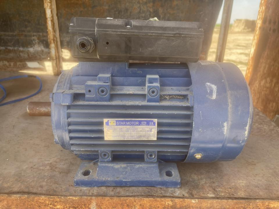 السلام عليكم ماطور (5)حصان 
شرط نحاس اصلي 
شغال بعده جديد ما مشتغل 
يرهم خنزيره حجم زغير 
سنكل 
بسعر مناسب 
للتصال ***********
