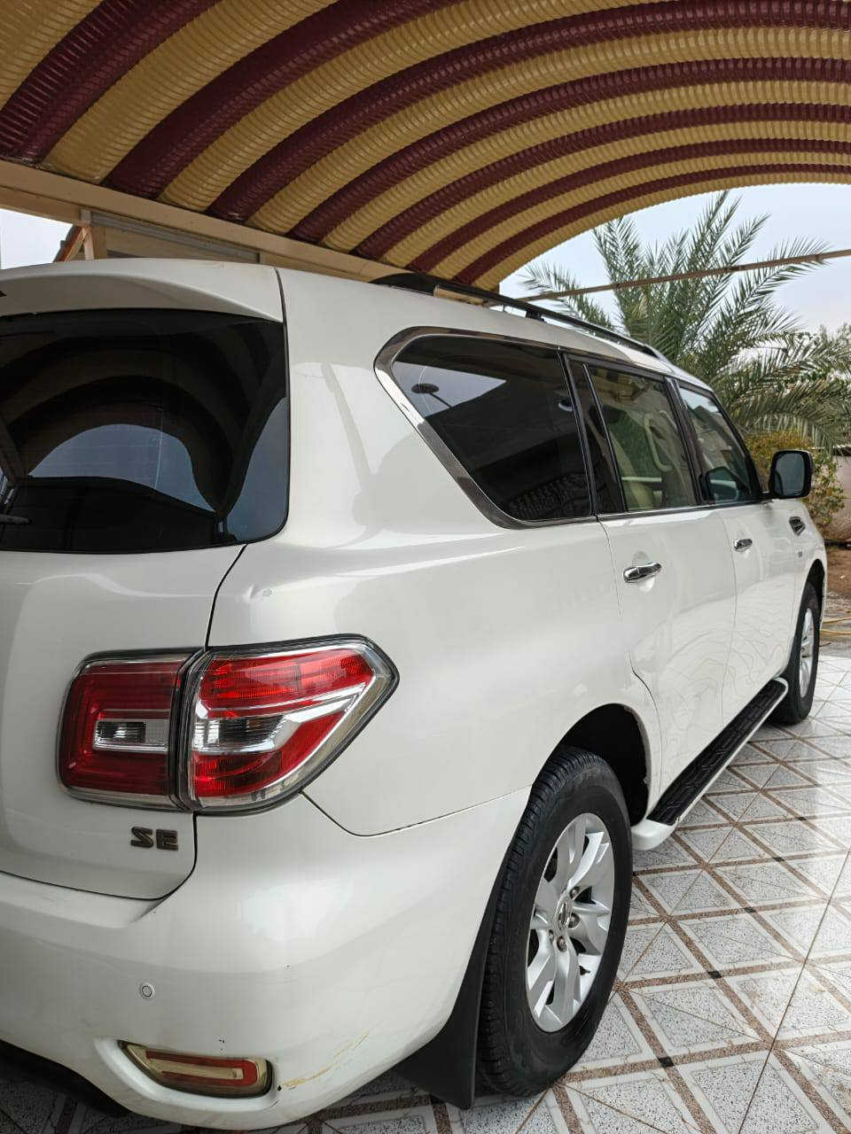 السلام عليكم :نيسان باترول 2013
: مكينه صغيرة المرغوبة 
: فول مواصفات عده الفتحة 
: مكينه حداديه وتخم تاير كله جديد.
: حساسات امامي خلفي شاشه كبيرة 
: سيارة بيه قطعه ونص كلير الباقي مكفوله كفاله عامه 
السعر: 225وبيه مجال: سنويه الى29تريد وكاله تريد تحويل 
العنوان: الديوانيه 
الرقم: ***********
الرقم: ***********
