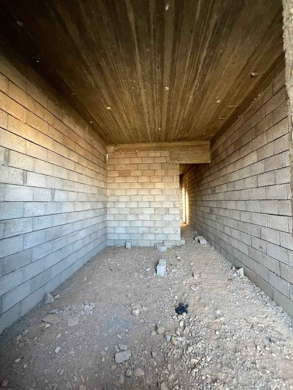 هيكل للبيع العنوان القوسيات قرب المدرسه الصينيه المساحه ١٠٠متر السعر ٢٣ الاستفسار على الرقم ***********
*********** 
زراعي حق التصرف سند٢٥
