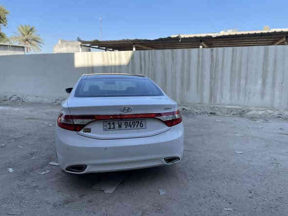 السلام عليكم 
من رخصة الادمن المحترم. 
هيونداي أزيرا ٢٠١٤ خليجي فول مواصفات vip
مكينة ستة سلندر ٣٠٠٠ المرغوبة 
رقمها بغداد انكليزي بأسمي تحويل ثاني يوم 
كير و مكينة كفالة 
باتري جديد و فيت بم جديد 
صدر امامي و خلفي جديد جامة امامية جديدة 
السيارة مال بيت و بحالة ممتازة مابيها اي نقص 
ماشية ١٦٢ الف حقيقي 
مواصفاتها 
ترحيب دخول 
شاشة 
بصمة تشغيل و ابواب 
بانوراما 
كشنات تدفئة 
كروز تثبيت سرعة 
كشنات تحكم كهرباء 
بردات بيبان و خلفية 
السيارة بيها صبغ على كد شبر جاملغات خلفية و الباب الخلفية بيها مباوك صبغ و بيها شبر صبغ بالبنيد 
بدون دواخل و بارد 
السعر ١٢٣ و بيها مجال بسيط 
مكانها بغداد 
للاتصال ***********
