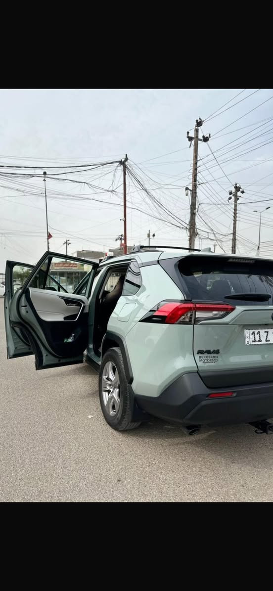 السلام عليكم .. راف فور هايبرد ٢٠٢٣ فئة xle لون منيز سموك حادثها بنيد ماشيه ٣٥ ميل رقم بغداد .. مواصفاتها  
سلايد 
كشنات تدفئه وكهرباء
بصمه تشغيل وابواب
تحكم ستيرن
جنطه كهرباء 
رادار وحساسات وكامره اصلي
توقف ذاتي
السياره كامله مابيها نقص من ادامه مكان السياره بالسيديه السعر ٢٢٨٠٠ وبيها مجال بسيط ***********  // *********** مصطفى
