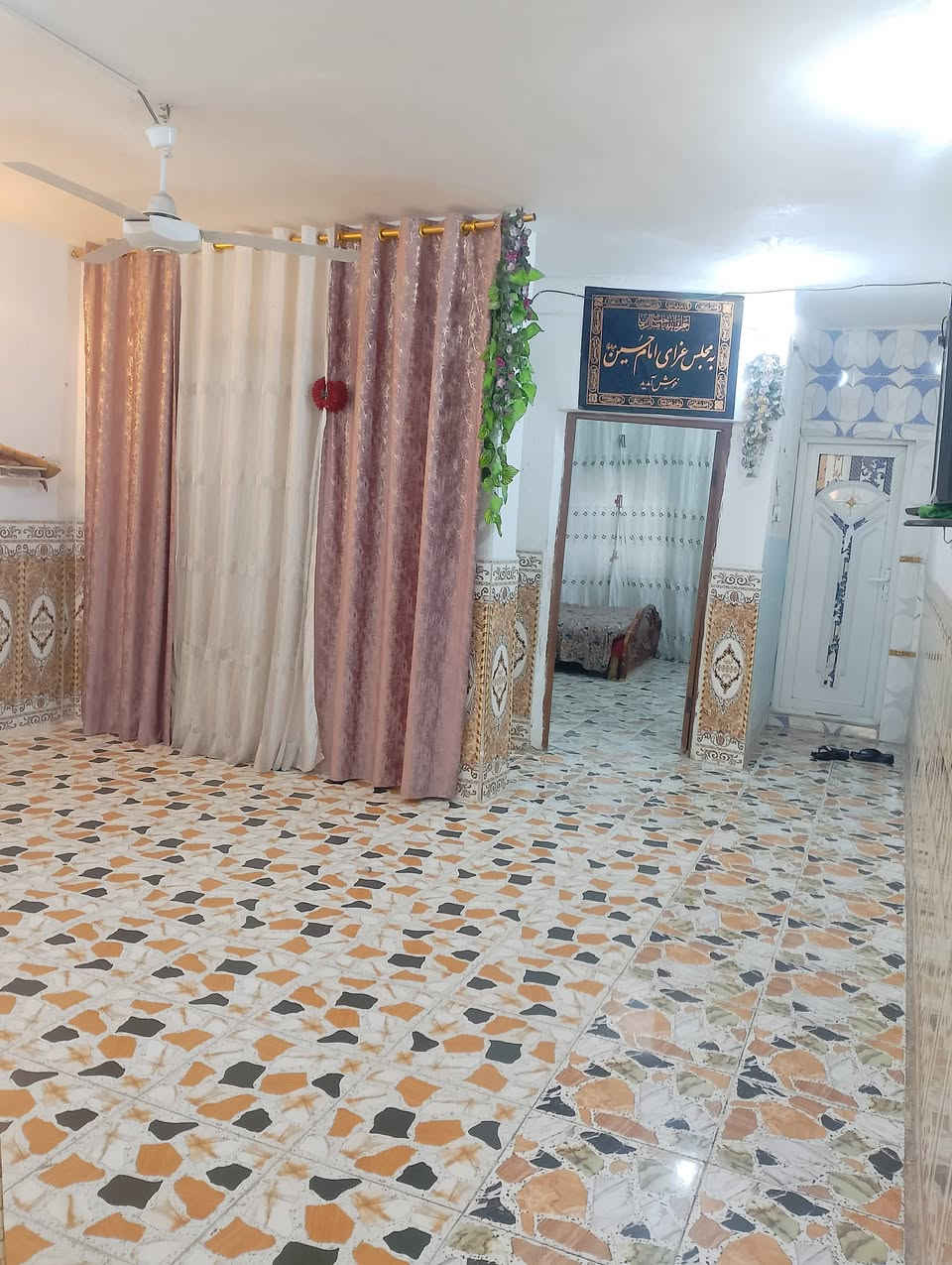 السلام عليكم بيت للبيع بالمشتل مجمع حي فدك على شارع العام شارع الرئيسي مقابيل ابيوت المشتل والتصوير واضح وبناء حديث ورفت وطابوك وخطين مي وتلاثه خطوط كهرباء والسعر 80 وبي مجال لشراي والرقم *********** يوجد واتساب رجاً الموشراي لا يدخل خاص
