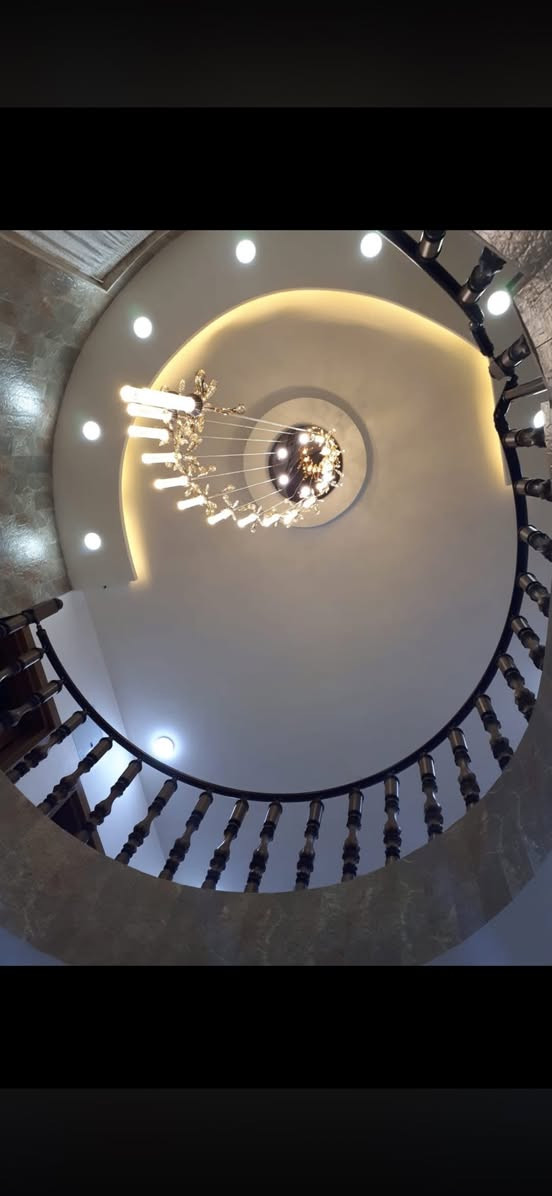 بيت للبيع حي السلام خلف الاربع شوارع قرب مدينة الالعاب ٢٠٠ متر بناء حديث  امام حديقة اني مرتبها حتى شلال مسوي بيها الطابق الأرضي غرفه قياس ٤ *٦  واستقبال ٤.٢٥*٧ وصاله ٤*٩ومطبخ ٥*٦وحمام عدد ٢ ومناور عدد ٢ الطابق الثاني غرفتين الاولى قياس ٧.٥*٤.٢٥ والثانيه ٥*٦ وغرفه صغيره مخزن اني مسويها  وحمام شرقي للعلم الواجهه طابوك لكن عندي صوره بعد التغليف انتم تسوها التواصل مع صاحب الدار سيد حيدر ***********واجهته انت تسويها عندي صورتها اول تعليق
