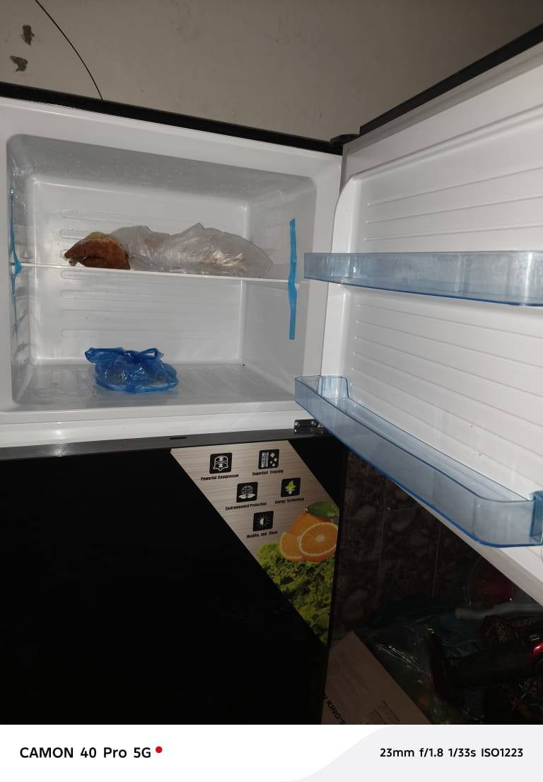 ثلاجة LG السعر ٥٥٠  قياسها ٢٢ قدم 
جديدة استعمال سبوعين  فقط مستعجلين سفر عدنه ونريد نبيع***********
