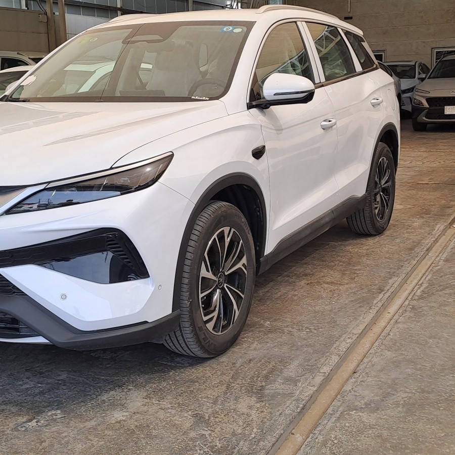 ♦️BYD Song pro 2️⃣0️⃣2️⃣5️⃣ بي واي دي سونج برو ♦️

بي واي دي سونج برو 2025 (BYD Song Pro DM-i) هي سيارة SUV هجينة (Plug-in Hybrid) عصرية واقتصادية للغاية، تعمل بنظام DM-i من الجيل الخامس، وتتميز بمدى كهربائي نقي يصل إلى 75-115 كم، ومسافة إجمالية تقارب 1600 كم. 
الأداء والمدى: تسارع من 0 إلى 100 كم/ساعة في حوالي 6-8 ثوانٍ تقريباً. مدى كهربائي نقي (CLTC) يصل إلى 75 كم أو 115 كم، بمدى شامل يبلغ نحو 1600 كم.

التصميم الخارجي: تصميم "Dragon Face" الحديث مع إضاءة LED بالكامل.

التصميم الداخلي والتقنية: شاشة دوارة قياس  15.6 بوصة، لوحة عدادات LCD مقاس 8.8 بوصة، مقاعد جلدية،بلون جميل جدا (داخل جلد حمصي)مع  نظام تكييف أوتوماتيكي، ونظام صوتي متقدم.

الأمان: 8 وسائد هوائية، نظام كاميرا بانورامية، ونظام القيادة الذكية المتقدم (رادار أمامي، مانع انزلاق، تثبيت سرعة ذكي). 

مميزات السيارة:

كفاءة عالية: استهلاك وقود منخفض جداً (أقل من 4 لتر/100 كم في الوضع الهجين).

مساحة واسعة: تصميم SUV عائلي بامتياز ومقاعد خلفية مريحة وقابلة للطي.
🔸️اوتو بارك 
🔸️داش كاميرا
🔸️قيادة آلية
🔸️مقاعد كهرباء 

اشتري بثقه 💯 
عراقنا المتحدة لتجارة السيارات 
معارض البياع شارع المدخل 
***********
