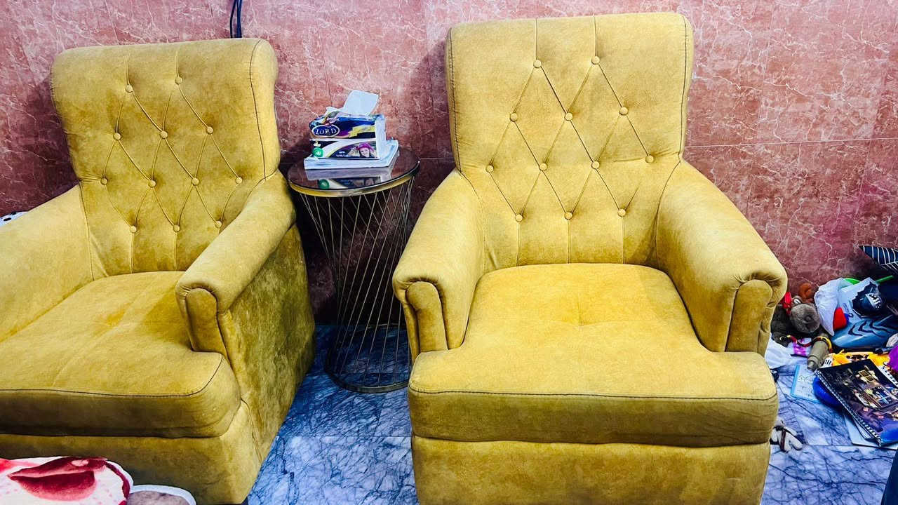 سلام عليكم تخم 7 مقاعد اضرار بسيطه بالقماش للأستفسار ***********

