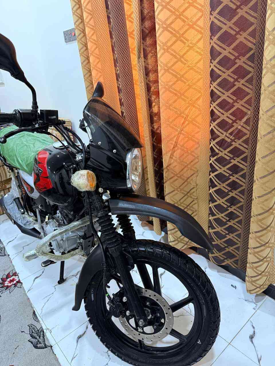 السلام عليكم
للبيع دراجة نوع هندي🇮🇳// ١٥٠/cc
نوع استخدام الدرجة شخصي (خاص) 
بوكسر رياضي مديل  ٢٠٢٤ مسجلة على ٢٠٢٣ نهاية سنة 
شركة الشراء من الوكيل الرسمي
شركة باجاج في العراق (غبور القلم) 
تاريخ الشراء ٢٠٢٥ 
لون : اسود 
عداد الرحلة :٢٣.٧٧ الف
الرسميات: دراجة اصولية 
سنوية و رقم بصرة و المالك بصرة 
الكفالة : دراجة كفالة عامة من السرقة او تلاعب في قطع الغيار دراجة على وضعية الشركة كفالة
(والك حق الفحص وانه خادم) 
الصيانة : كفالة ما داخلة اي صيانة 
استخدام الزيوات : ليكو مولي 
 LIQUI MOLY /زيت المانيا
كل ١٢ يوم يتم تبديل الزيت المحرك
الكهرباء دراجة : كل شيء شغال 
موقع الدراجة بصرة _قضاء شط العرب
ارجو من الاخوة الكرام الشراي 
الاتصال على هاذا رقم  شغال فقط وتساب 
***********
