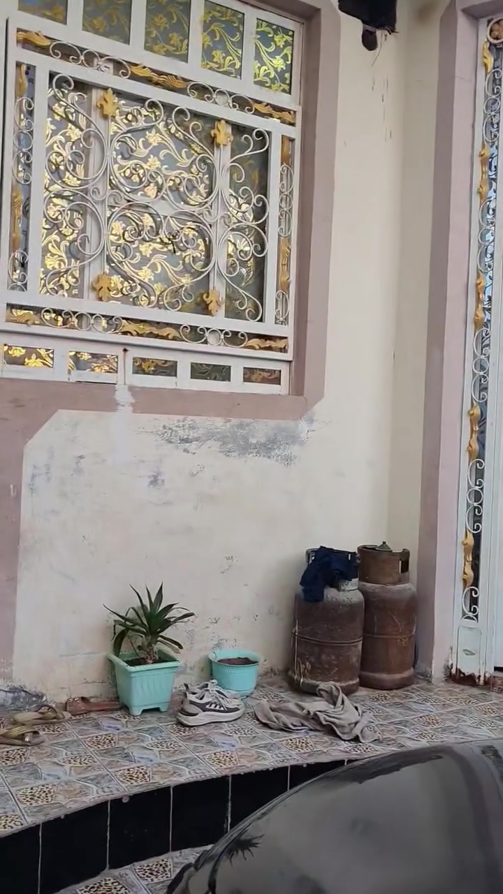 سلام عليكم ورحمة الله يوجد بيت للبيع مساحة ( ١٦١ متر )( الوجه ٧ والنزال ٢٣) الصدرانيه فرع بيت حنفش قريب عل شارع) يتكون البيت من ( استقبال ٨ × ٣ ونصف) و ( المطبخ ٥ × ٣ ونصف) و ( غرفة نوم ( ٥ ونصف × ٤) و ( صاله ٦ متر) السعر ( ٦٥ مليون وبيه مجال) للاستفسار أكثر خاص او الاتصال على الرقم الموجود ( ***********) (***********) مكتب دلالية حسين التميمي بلدروز حي الحشد مقابل التوزيع القديم نستقبل كافه العروض الأراضي والدور السكنية في ديالى
