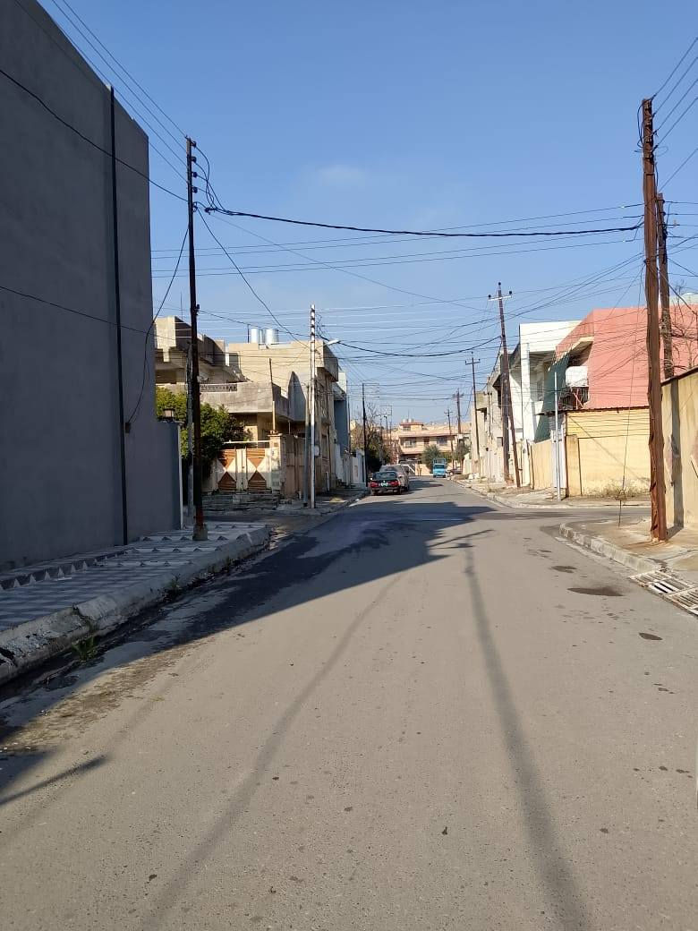 دار للبيع 🏠 

الموقع 📍 حي البلديات قرب مسجد الروؤف 🕌

بناء حديث زيرو 🔑 فارغ 

المساحة 104 متر ❇️.       الواجهة. 7 ✳️

شارع تبليط بعرض 12 🛣️ 

تفاصيل الدار.     طابقين كاملة ✅ 

الطابق الارضي مكون من/ غرفة نوم /هول/ استقبال/ مطبخ/ صحيات ✨ 

الطابق الثاني مكون من/غرفتين نوم/ هول/ صحيات/بيتونة ✨ 

نظام دكتات وسبالت سقوف ثانوية جبسن بورد ✅ 

للاستفسار عن العقار الاتصال على الارقام التالية 👇 

***********📱 ***********📱 

السماك لتجارة العقارات 👉 

 عنوان المكتب 📌 حي الصديق بعد مرطبات البحرين سائدين الصديق الرئيسية مقابل مدرسة تبارك الاهلية 👍
