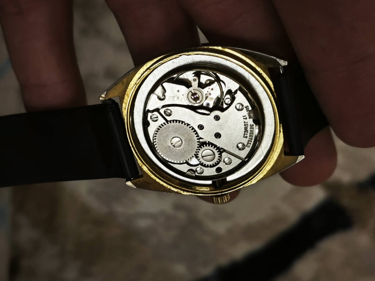 ساعة سويسري 
أنتاج قديم 
الساعة تكويك
تاريخ شغال 
ماكنه سويسري 
تحتوي على 17 حجر 
نظافة تامه
سير روغان
السعر 55 الف وبيها مجال 
للتواصل واتساب أو الاتصال على الرقم 
***********
