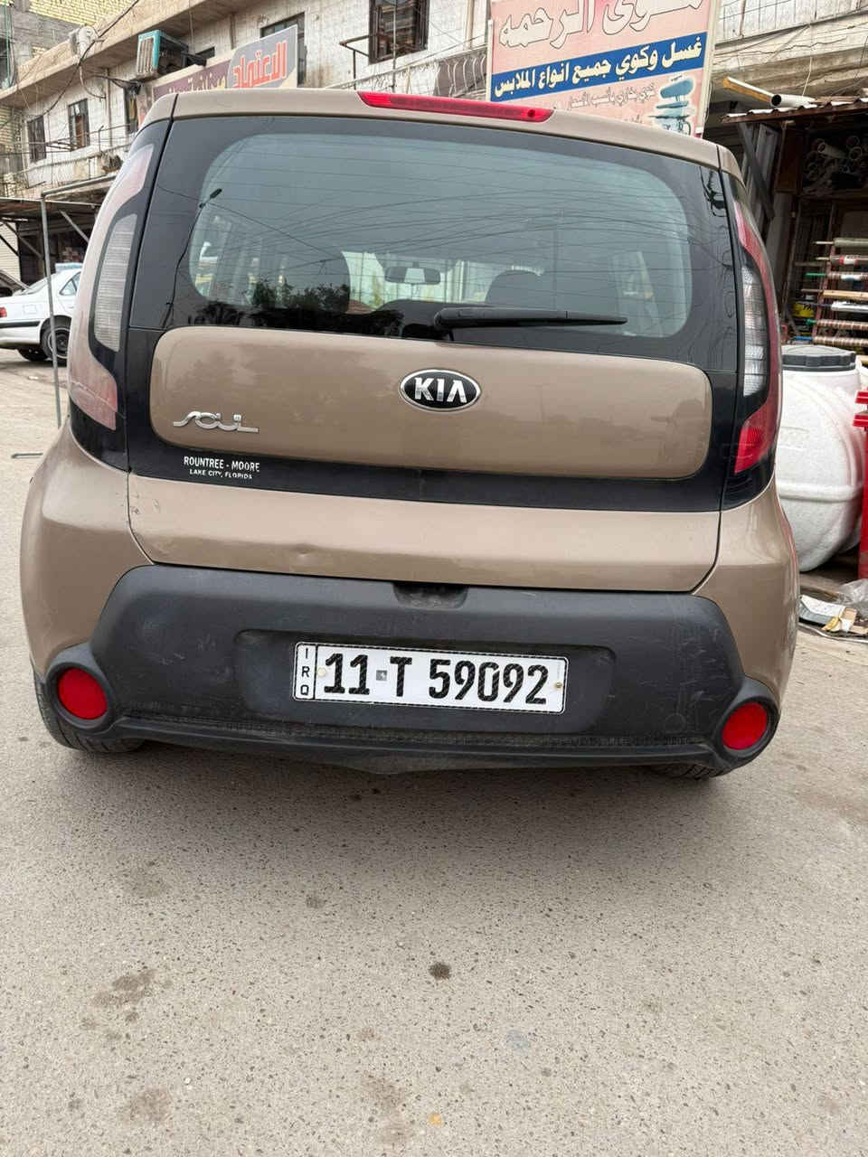 السلام عليكم
كية سول 2016 امريكي 
محركها 1600
حادثها جاملق والدعامية وصور الحادث 
سيارة كاملة صدر جديد كهربائيات شغالة
اي نقص مابيها 
السيارة بسمي 
السعر 87 وبيها مجال 
رقم ***********
