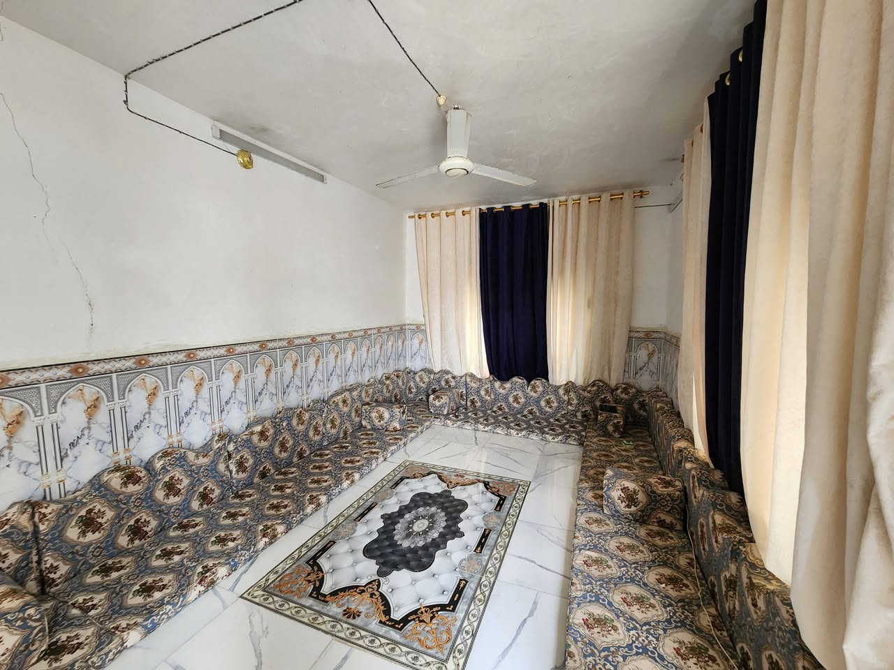 السلام عليكم
بيت للبيع طابو صرف موقعه حي العسكري شارع المستوصف موقعه مرتب ركن شارع تبليط و ارصفه يرهم مجمعات 
مساحه 230 بيه دوانيه و غرفتين و صاله و مطبخ حمام داخلي و خارجي سعره مناسب جدا موجود خاص و اتصال و واتساب 
***********
