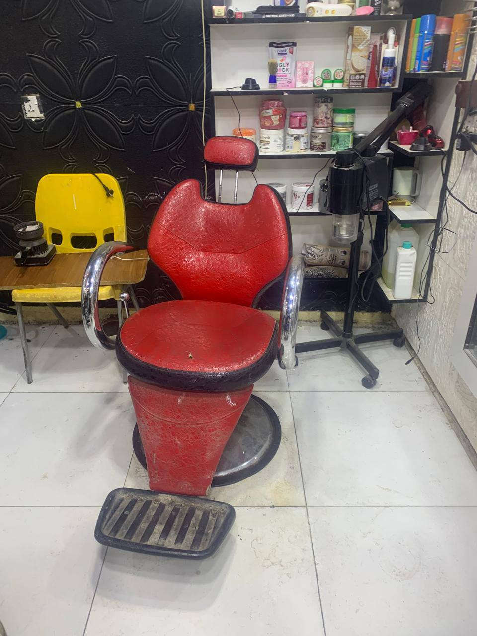 فاترينة عدد2 مع مراية عدد2 لبيع بسعر 200 الف الاتصال على الرقم ***********
