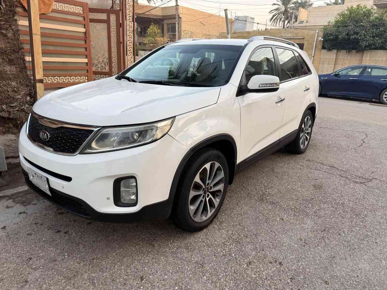 السلام عليكم عندي سورنتو موديل 2013الشكل الجديد بيها اربع قطع صبغ بابابتين عكس سايق اثر طخه بسيطه بس اطريت اصبغه حته اوحد لون والجاملغ اثر شخوط والبنيد هيه من اخذتها مصبوغ اثر طخه وصور الشخوط مال جاملغ وطخه البابتين موجودات الصور  نص فول بصمه حساس امامي خلفي كامره شفط مرايا علامه ترحيب شاشه دجتل اناره داخليه بالابواب بلاديه السياره مصروف عليها من صدر امامي خلفي  محركها مفتوح سابقا فقط كازكيت والصور كدامكم موضحه كلشي  مكاني بغداد اربعه سلندر السياره بأسمي *********** بغداد, العراق
