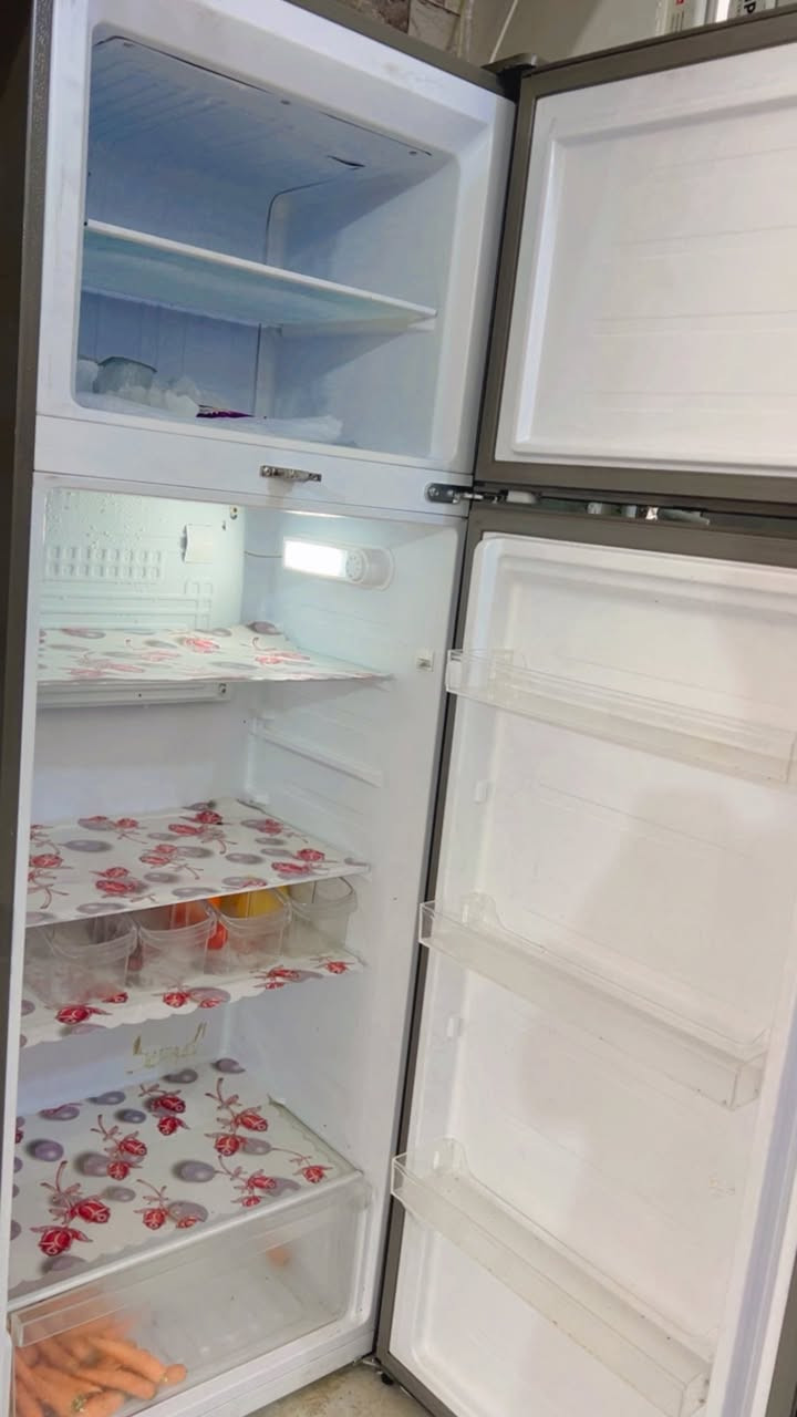 ثلاجه كبيره للبيع ماركه المتين السعر ٣٧٥ 
***********
