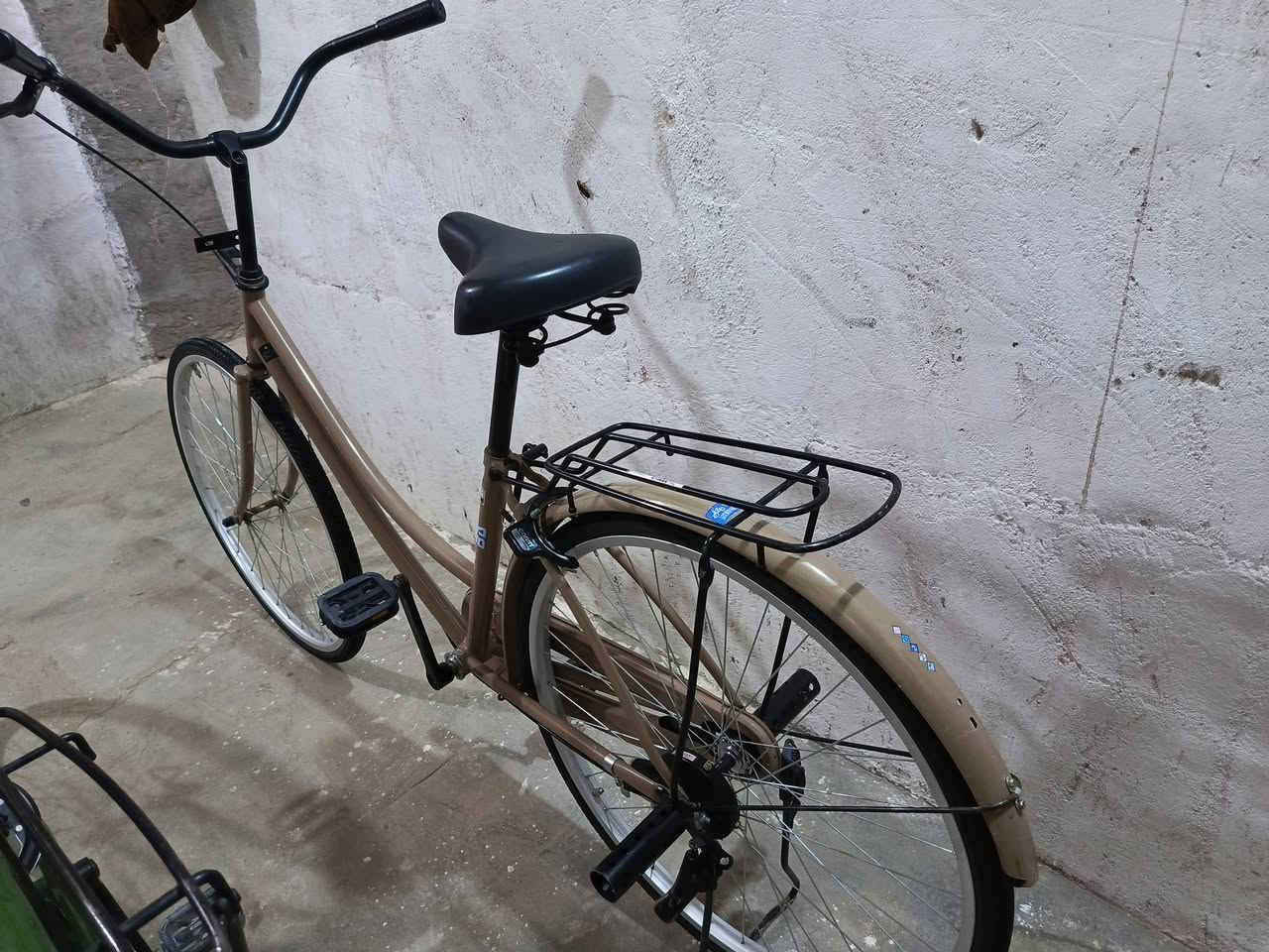 باسكل لبيع شركت بيدي مكفول من شخط لون خاكي سعر ١٢٠وبي مجال بصيط ***********
