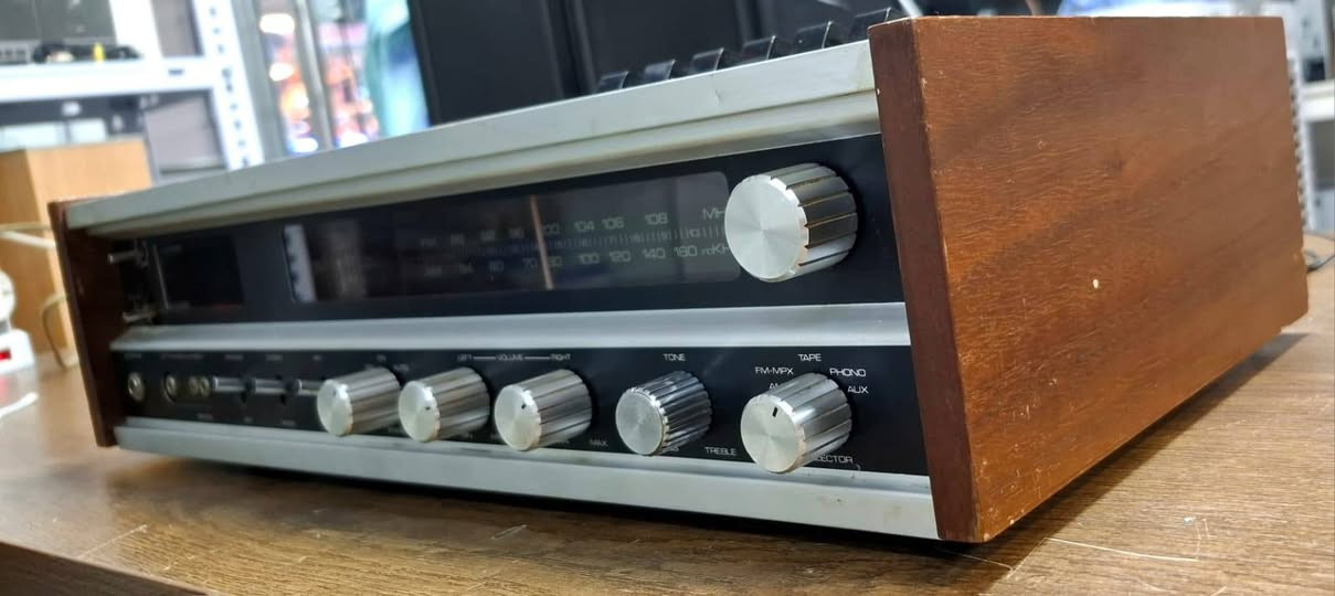 جهاز تحفه هو امبليفاير و هو كاسيت و راديو يعني مثل الرايزنك مجرد تربط سماعات وتستمتع بارقى صوت
ماركه ريكستون ألماني
بلادي نضافه كامله
سعر الجهاز ١٢٥ الف
يوجد توصيل كل المحافظات
محمد الآغا للصوتيات
***********
