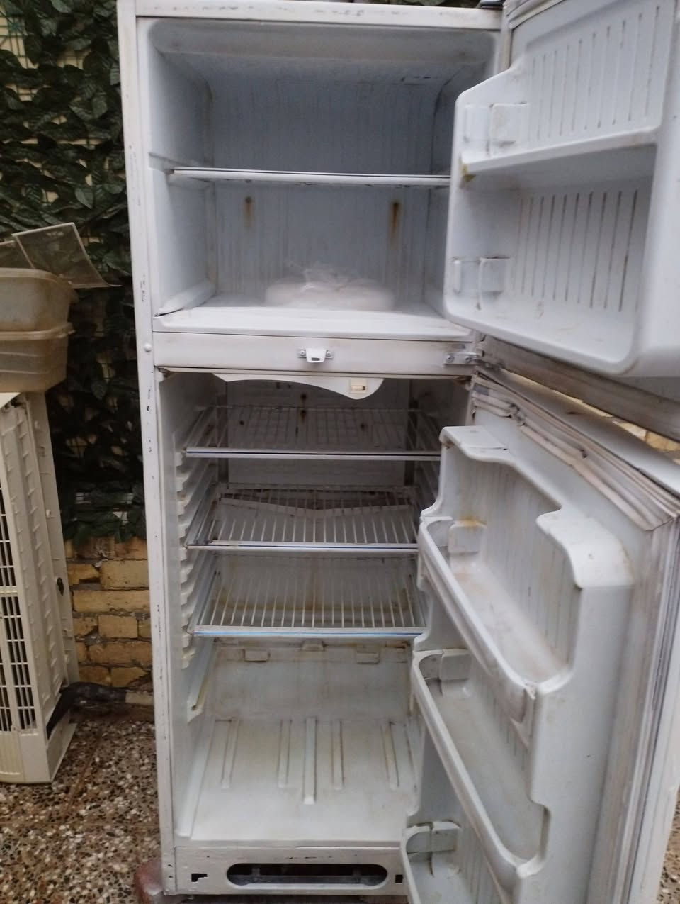 ثلاجه عدد ثنين للبيع شريط شغل على الفيس موجود وهاذه رقمي ***********
