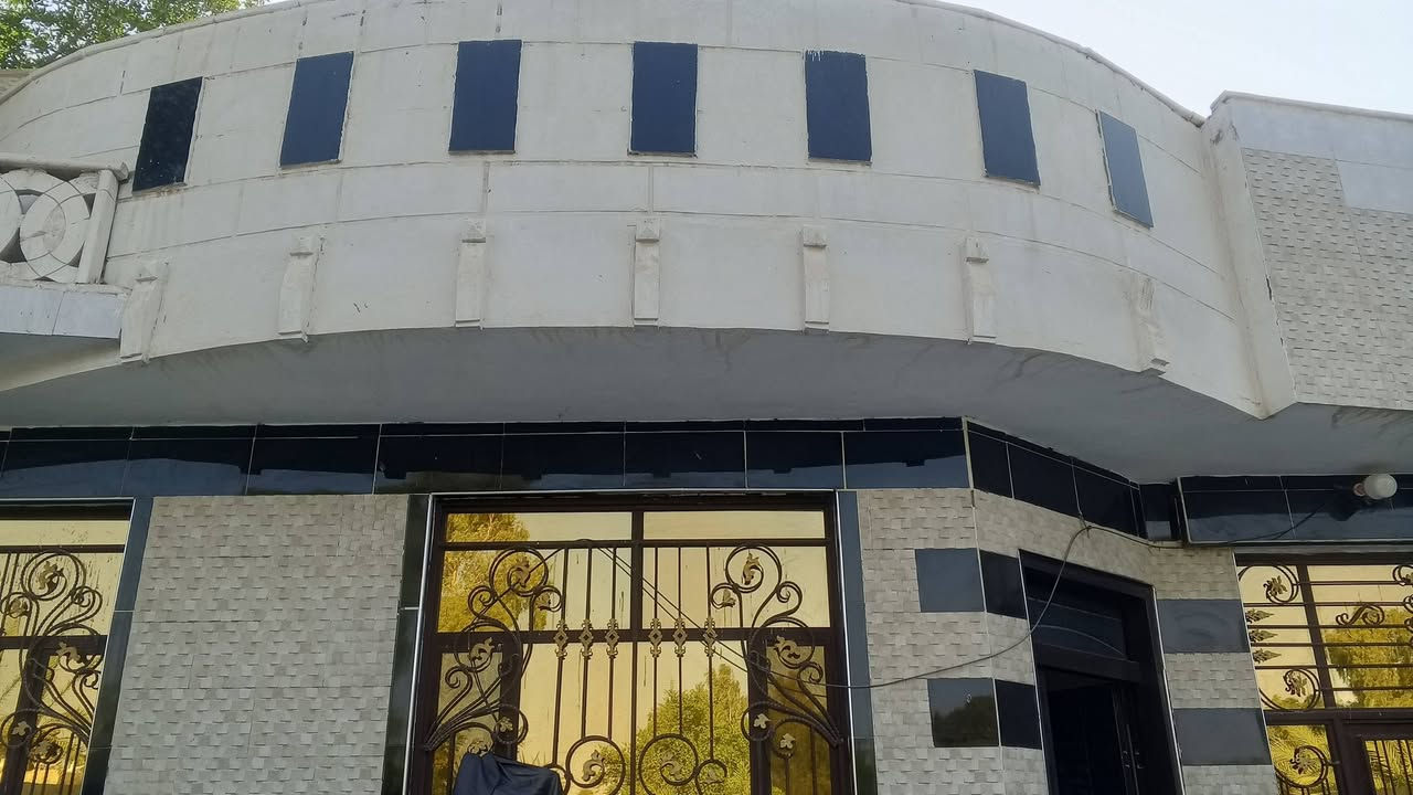السلام عليكم عندي نصف دونم للبيع المكان الأوسمة قرب البنزين خانه للاستفسار الاتصال على الرقم ***********
