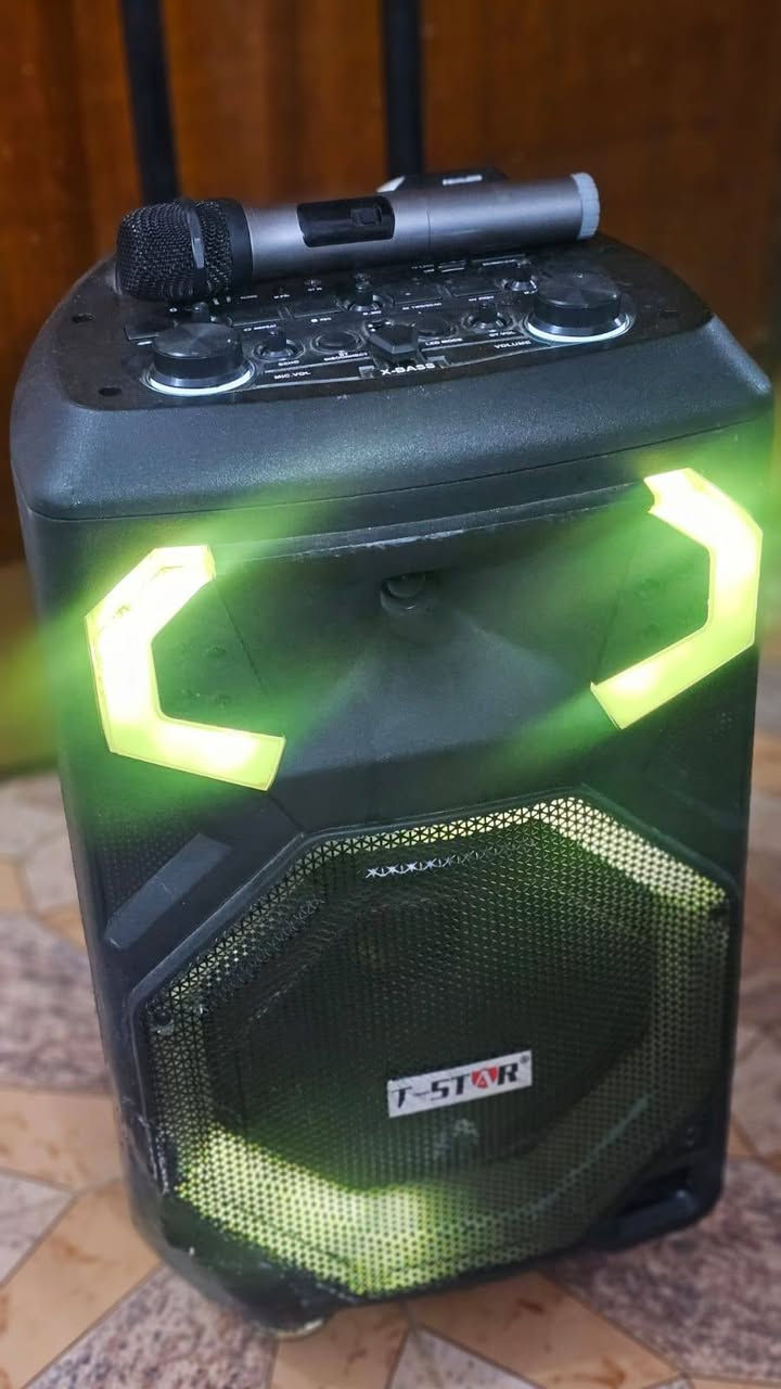 جهاز الماركة: T-STAR للبيع

النوع: Portable Trolley Speaker / Portable PA Speaker (سماعة حفلات متنقلة بعجلات).
المواصفات 
🎤 مايك لاسلكي.
🔊 سماعة محمولة مع مقبض وعجلات.
🎚️ Equalizer لضبط طبقات الصوت.
🎵 تشغيل عبر البلوتوث (في أغلب موديلات T-STAR).
💾 منفذ USB وبطاقة ذاكرة TF/SD لتشغيل الأغاني.
📻 راديو FM.
🎙️ مدخل مايك خارجي.
🎸 مدخل غيتار (GT IN).
🔋 بطارية داخلية قابلة للشحن.
⏺️ تسجيل صوت (REC).
🔁 أزرار Repeat وMode والتحكم بالموسيقى.
العنوان الكوت للإستفسار الاتصال علئ الرقم ***********

