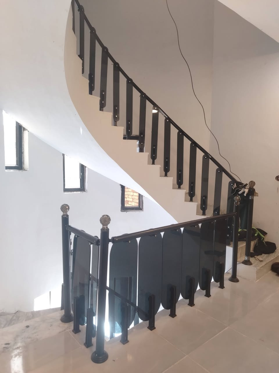 دار البيع مساحه ٢٤٠ متر بيت بناء حديث غرف نوم ٦ سويت موقع موحيه سعر ***********
