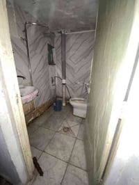 الايجار شقة طابق ثاني تحتوي ع 2 غرف نوم ومطبخ  وحمام شارع الخيزران نفس...