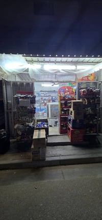 محل للبيع بسبب عدم التفرغ الموقع شارع المرور قرب صالون هايا ٤ برادات ع...