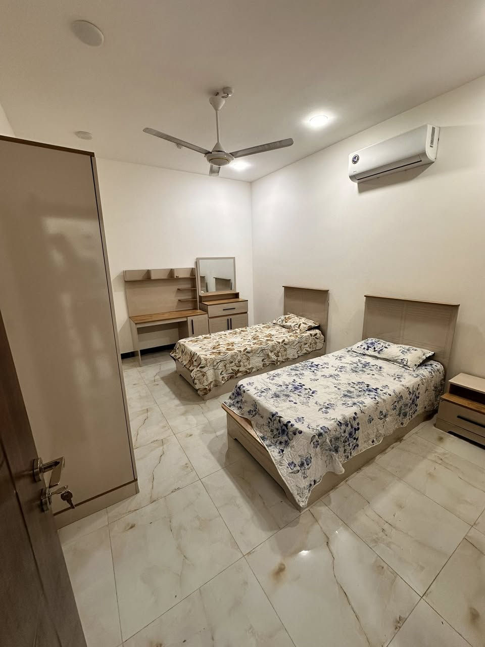 شقة مؤثثة جديدة في المنصور 
صالة مطبخ (مدخلين للشقة) وغرفتين نوم وصحيات
البناية تحتوي كراج وحديقة موقع هادئ 
مجهزة بادق تفاصيل 
للاستفسار 
***********
