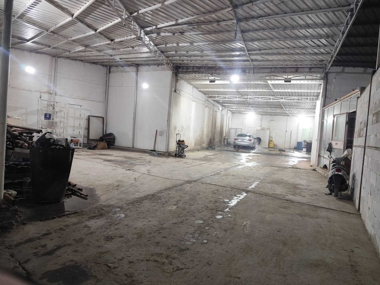 السلام عليكم كراج بمساحه 350 متر بيع الادوات داخل الكراج محطه غسل وزيود السيارات  للايجار ما موقع حالي بدايه باب الحسين مدخل شارع مركز شرطه  الفيحاء التفاصيل على هذا الرقم***********
