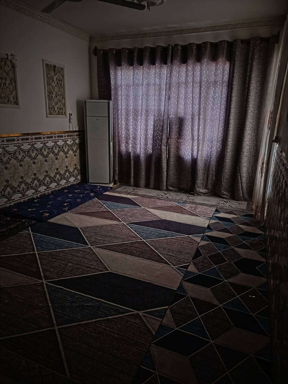 السلام عليكم بيت للبيع بمجمع فدك المعسكر مال مشتل مساحتة 200 متر طابق واحد البناء طابوك ومسلح السطح شرايكر بي 3 غرف نوم +استقبال +مطبخ + الطرمة جبيرة قريب على المجلس البلدي وعن الشارع العام ب3 فروع السعر 80 وبي مجال للتواصل ***********
