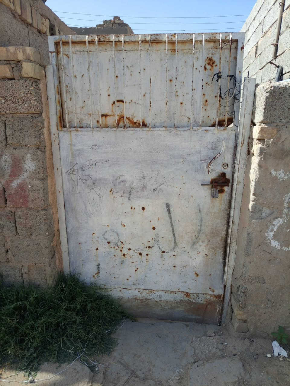 السلام عليكم 
متاح بيبان وشبابيك نضيفات هناء وجامهن بس صبغ عوزهن 9بيبان وثنين شبابيك بيعه وحده الدوره أبو دشير 
***********
