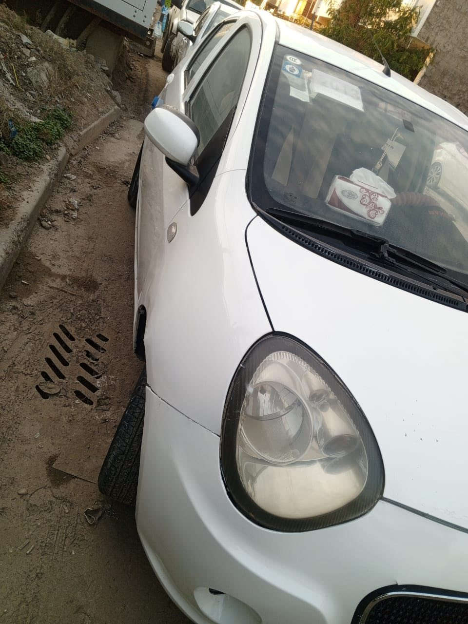 السلام عليكم .. 

جيلي باندا 2013 
السياره جاهزه محرك كير تخم تاير حداديه كلها تمام 
رقم بغداد الدولي الجديد باسمي تحويل مباشر 
كير اوتو ماتيك 
السياره عليها ادامه جديده و حلوه سياره مال بيت 
بيها صبغ قطعتين ونص .  بدون اي حادث دواخل تكم شواصي  كله مكفول
بيها ملاحظات بسيطه  

اكو فديو يوضح كل السيارة 

مكاني الاعظمية : *********** متواجد واتساب 

السعر 52 و بيها مجال
