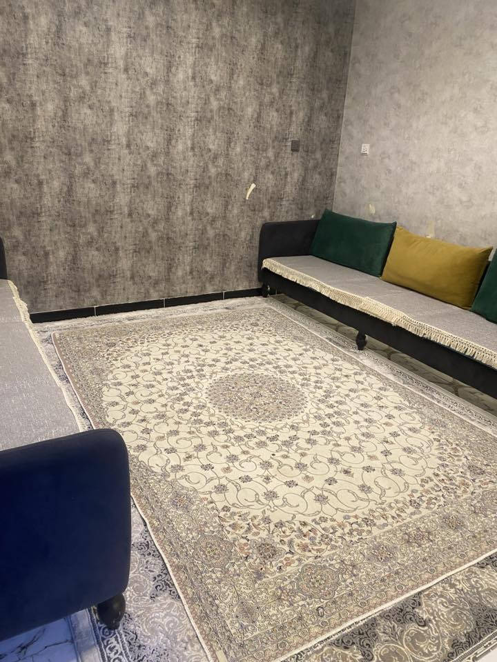 المساحة 75 متر
واجهة 7.15 بناء سنة 2017 
طابقين  يحتوي على 
مدخلين صالة ومطبخ 
وخدمات صحية عدد ٢
وغرف نوم عدد 3
الموقع الغزالية شارع مدير الامن مربع الصديق 
للاستفسار الاتصال 
***********
