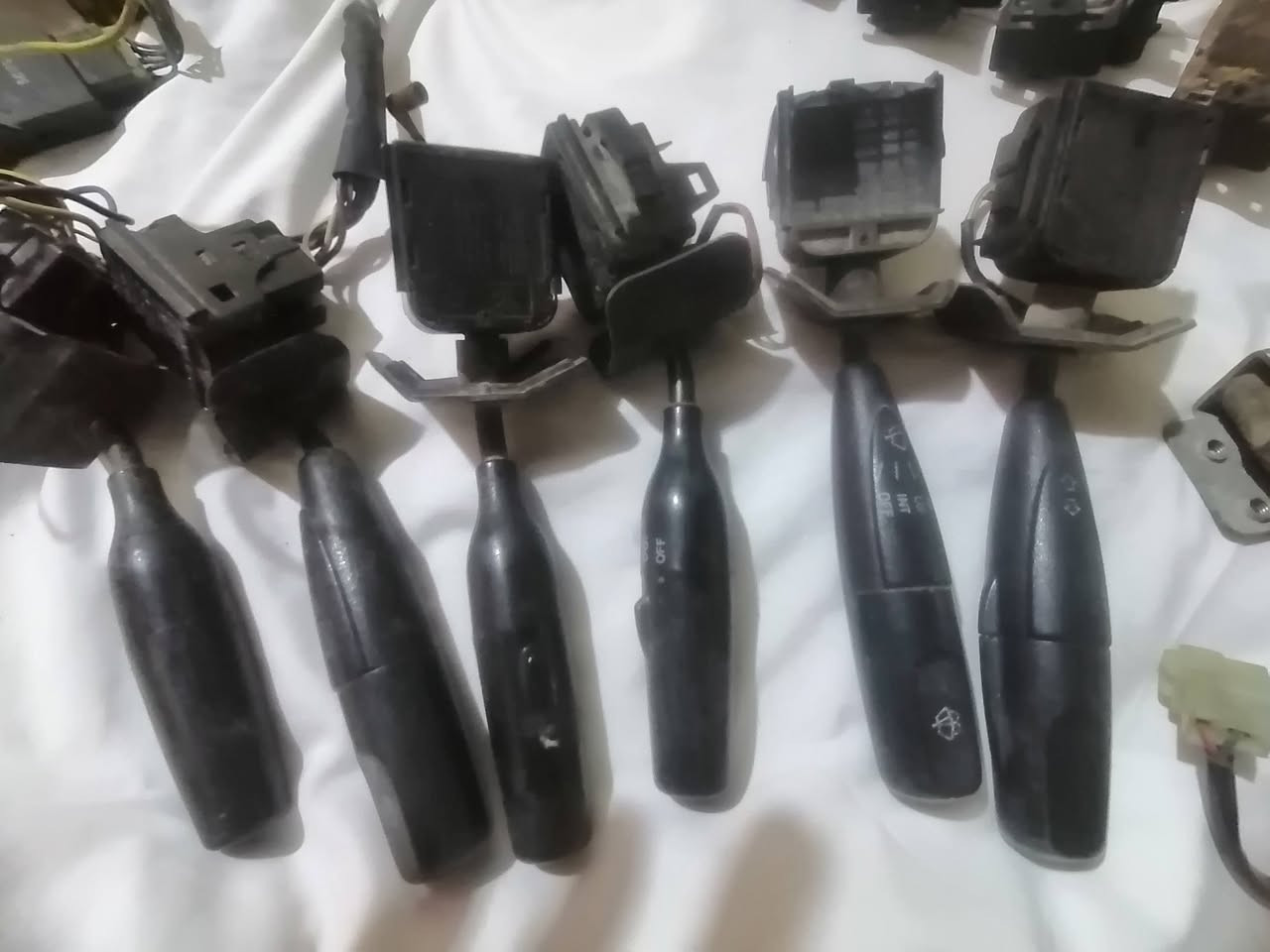 السلام عليكم من رخصه الادمن عندي غراض برنس  فراشه للبيع مكينه اكسن مشط  فراشه مال كصه شفت ستيرن كامل هو والدركه حساس كرنك سلف بريشر يدات لايت وماسحات يدات باب امامي وخلفي طبلات جدد مامستخدم كوري الاصلي شرط ختم الشركه  مرايات زوج ضفيره مروحه راديتر عنواني ناصريه حي الفداء ***********
