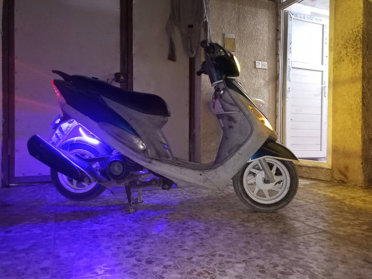 سلام عليكم
ماكس منغولي للبيع او مراوس
محرك ما مفتوح
كهربائيات سلف هندر كلها شغالة
من التاير للتاير بلادية 
دراجة ما مفتوحة بس بيها خيط تبخير بدون تنقيص
ملاحضة* كفرات بلادية كلها بس مصبوغات
عليها شوي شغلات ترتيب مثل الويالة والنشرات والسبايدر 
الدراجة كاملة من كلشي
السعر 550 وبيها مجال مناسب 
متواجد بكل مواقع التواصل الاجتماعي 
رقمي ***********
مكاني كربلاء حي الاطارات شارع عشرين
